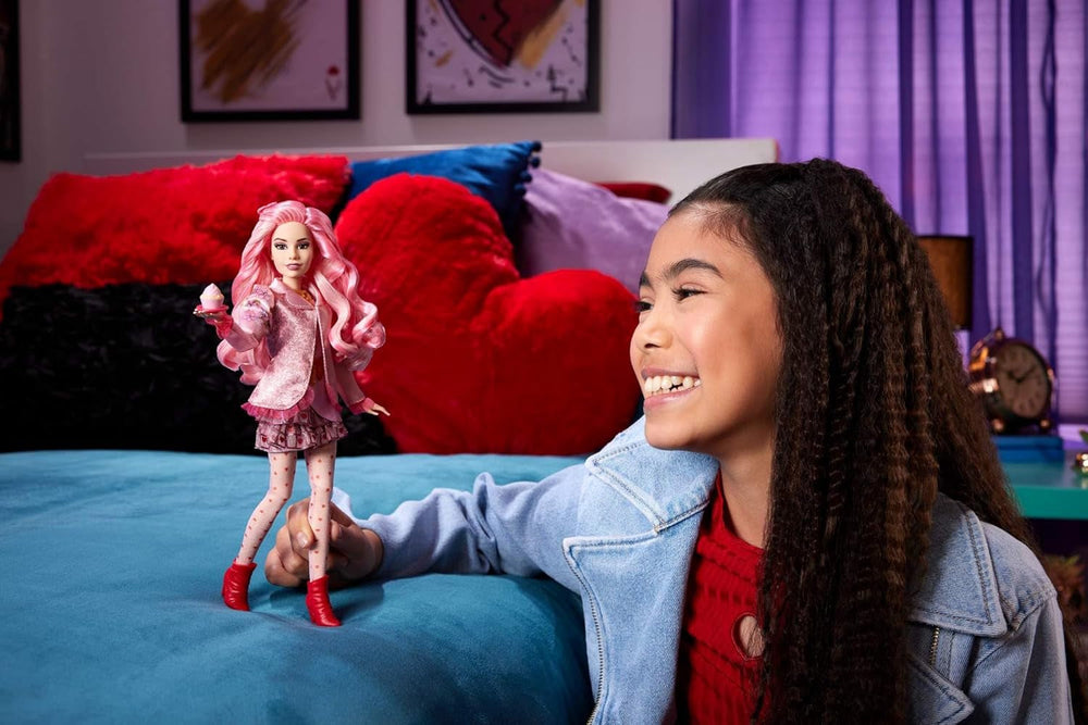 Mattel Disney Descendants: The Rise of Red Modepuppe und Accessoires – Bridget, die junge Herzkönigin, mit vom Film inspirierter Kleidung und Cupcake, HWT91