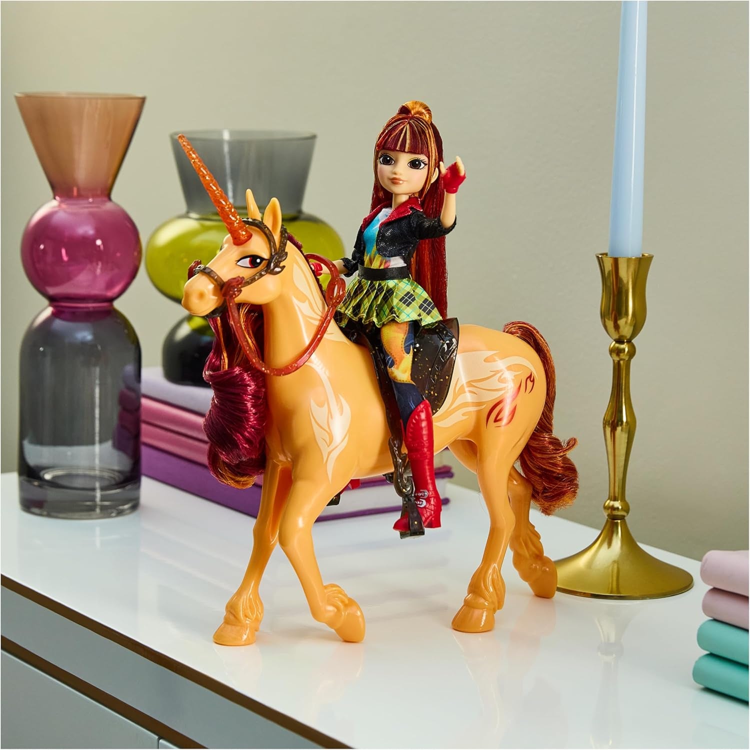 Unicornul Cinder de la Unicorn Academy - 28 cm înălțime, unicorn original de Valentina din serialul Netflix, cu coamă și coadă reale, frâu și șa detașabile și perie, pentru copii cu vârsta de 4 ani și peste