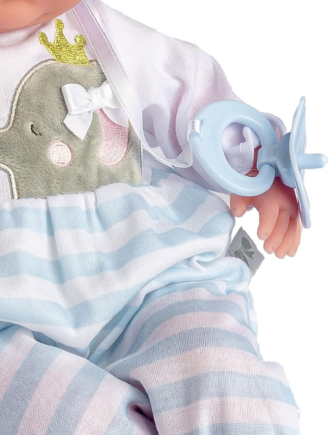 38 cm große realistische Babystoffpuppe mit offenen/geschlossenen Augen | JC Toys - Berenguer Boutique | 10-teiliges Geschenkset mit Flasche, Rassel, Schnuller & Zubehör | Blau | ab 2 Jahren.
