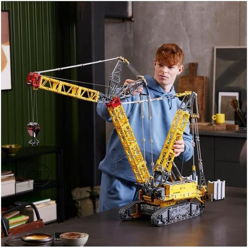 Set macara pe șenile LEGO Technic Liebherr LR 13000, construiește cel mai bun model de vehicul de construcții controlat de la distanță cu aplicația Control+, macara cu sistem de troliu și braț de ridicare, kit model mare pentru adulți 42146 Seturi de constructie Besuche den LEGO-Store