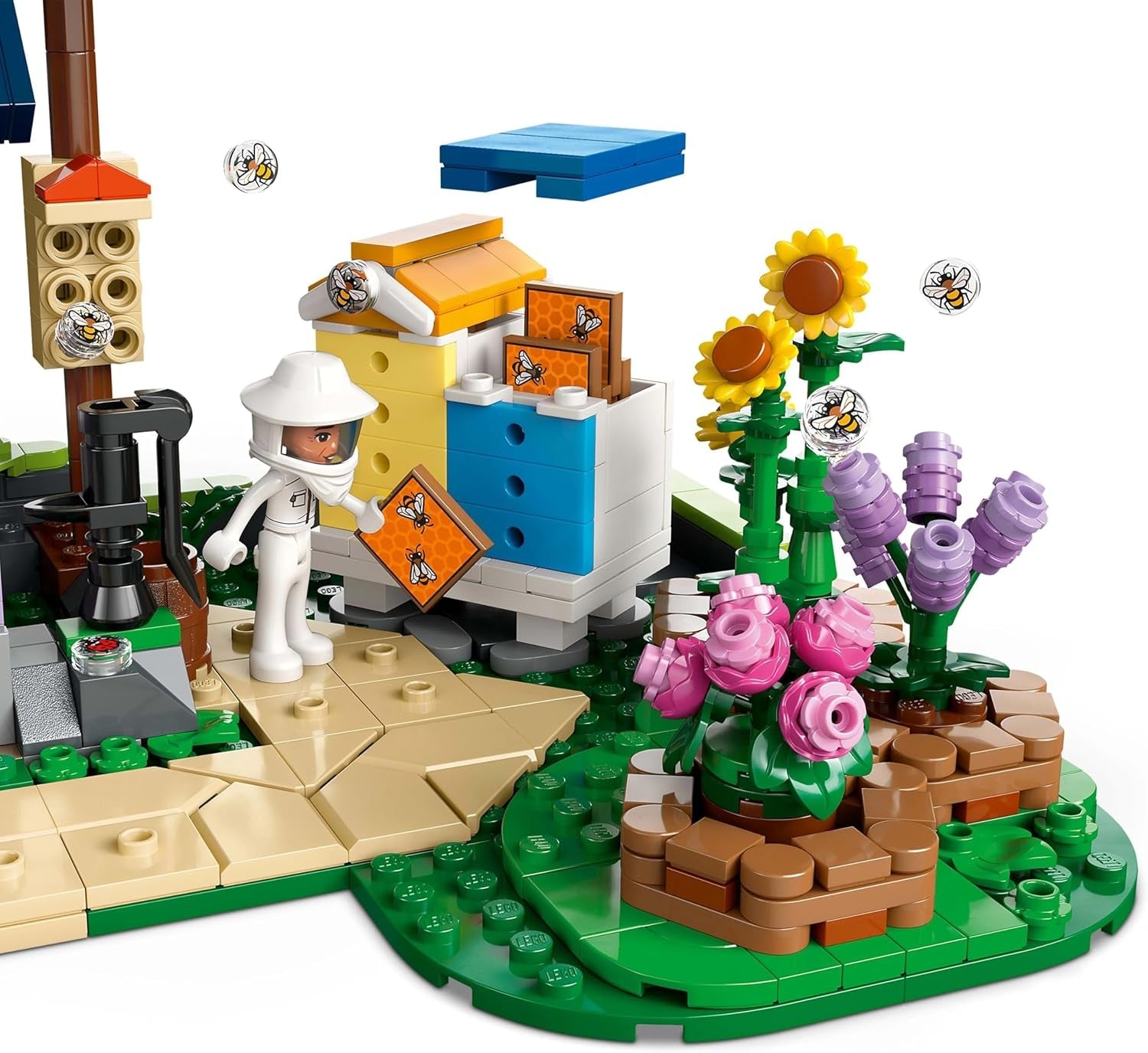 LEGO Friends House And Flower Garden The Beekeeper, set de construcție, set de joacă în natură, cadou pentru fete de la 12 ani, set cu model construibil, 4 minifigurine și figuri de animale, pisică și iepure 42669 Seturi de constructie Besuche den LEGO-Store