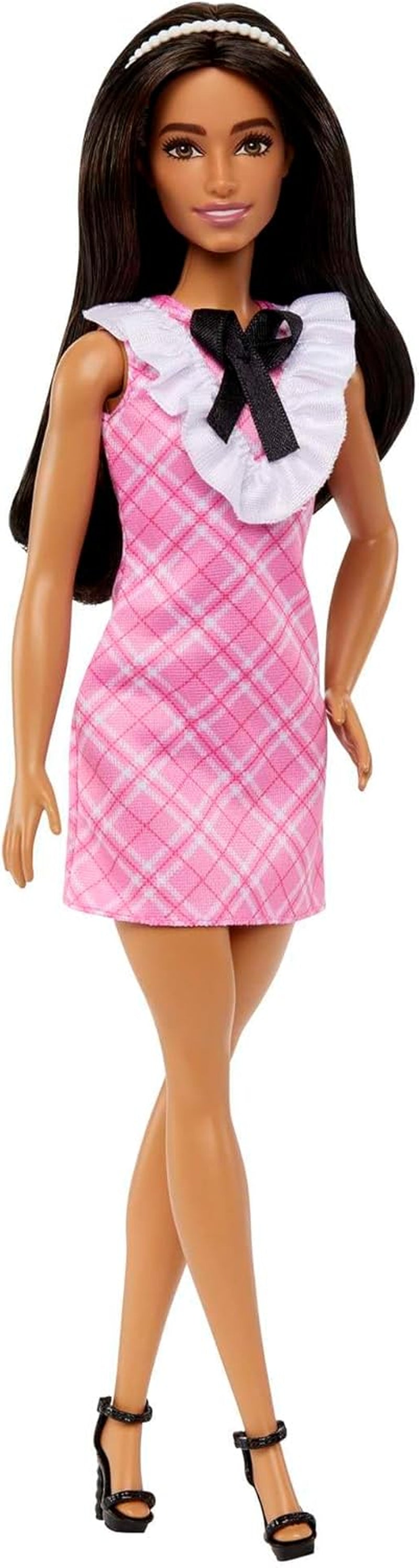 Barbie Fashionistas - Păpușă sportivă cu păr negru și bentiță cu aspect de perlă, purtând o rochie roz în carouri cu fundă neagră și guler cu volane, pentru copii cu vârsta de 3 ani și peste, HJT06