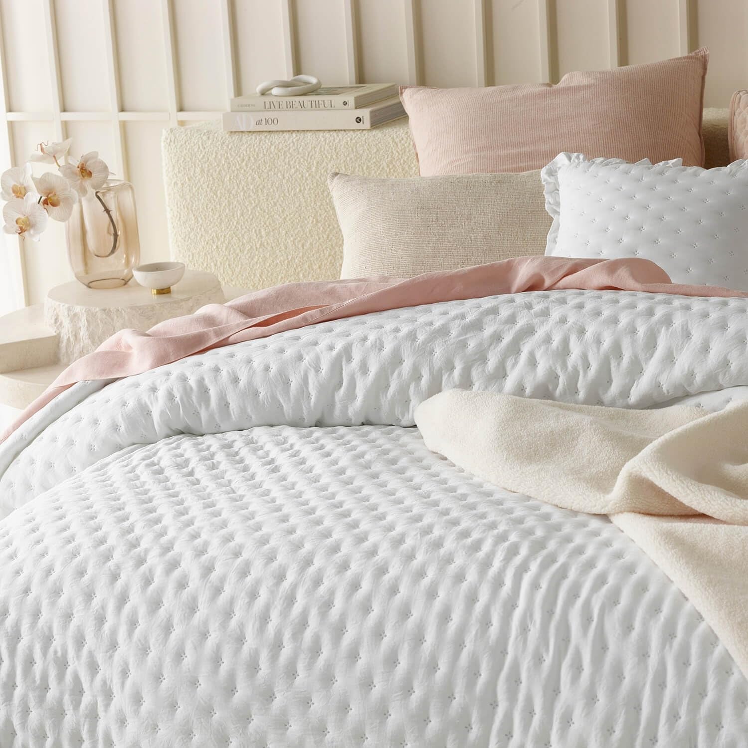 ROOM99 Molly Cuvertură de pat elegantă în alb 240 X 260 Cm Cuvertură de pat versatilă ca cuvertură de pat sau canapea Pătură de aruncare pentru pat și canapea Stil de cuvertură Ideal ca cuvertură de pat Paturi si Cuverturi Besuche den ROOM99-Store