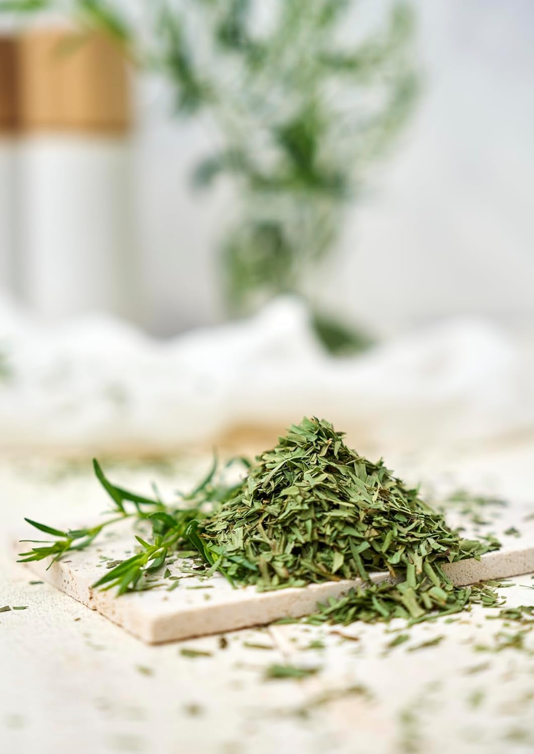 Fuchs Gewürze - Estragon gerebelt - französisches Kraut zur Verfeinerung von Salaten, Sauce Hollandaise oder Rührei - natürliche Zutaten - 10 g in wiederverwendbarer, recyclebarer Dose