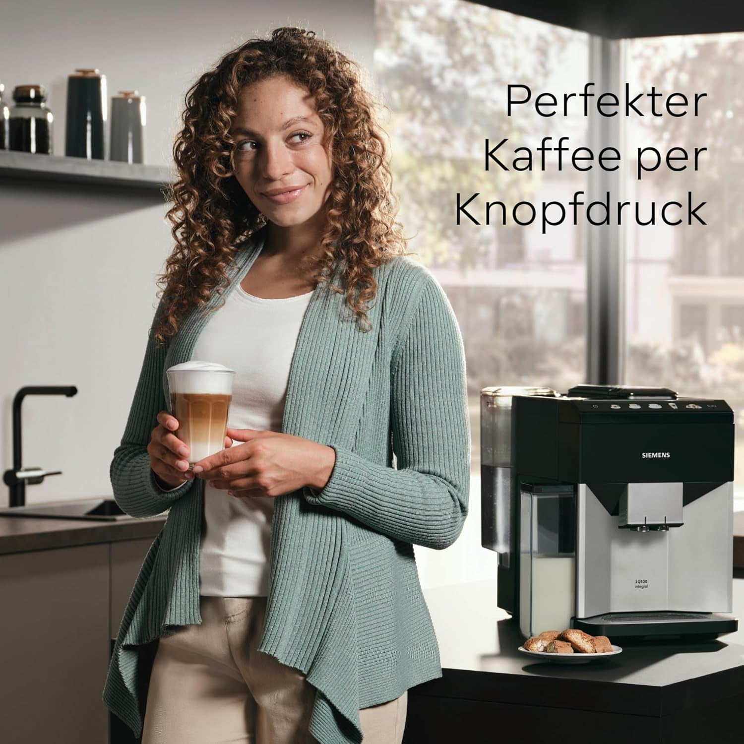 Espressor automat Siemens EQ500 integral TQ513D01, multe specialități de cafea, spumator de lapte, recipient de lapte integrat, curățare automată cu abur, 1500 W, lumină naturală argintie/negru piano