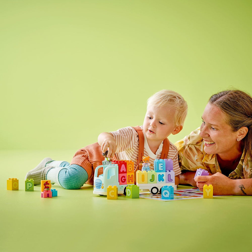 LEGO DUPLO Town ABC-Lastwagen, Lernspielzeug für Kleinkinder ab 2 Jahren, ABC-LKW-Spielzeug mit Anhänger und Buchstaben-Steinen, plus Figuren eines Jungen und eines Mädchens, Geschenk für Kinder 10421