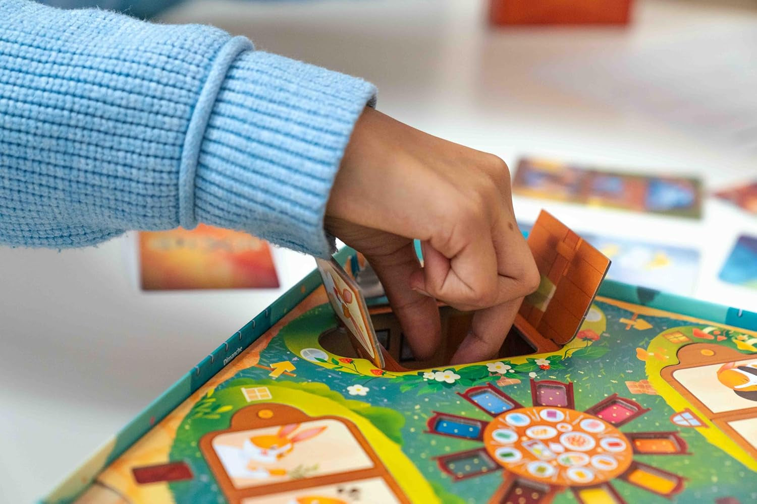 Asmodee Kids - Dixit Kids, joc de societate pentru imaginație și fantezie pentru copii și întreaga familie, cărți de joc ilustrate, 3-6 jucători, vârste 6+, 25 min, ediție italiană