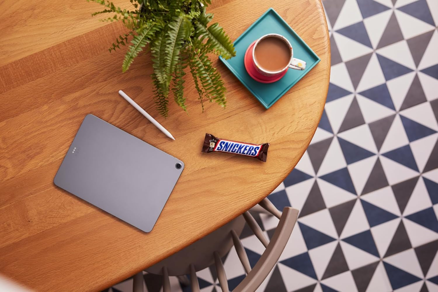 Un pachet mare de ciocolată care conține 32 de tablete de ciocolată a câte 50 g fiecare.