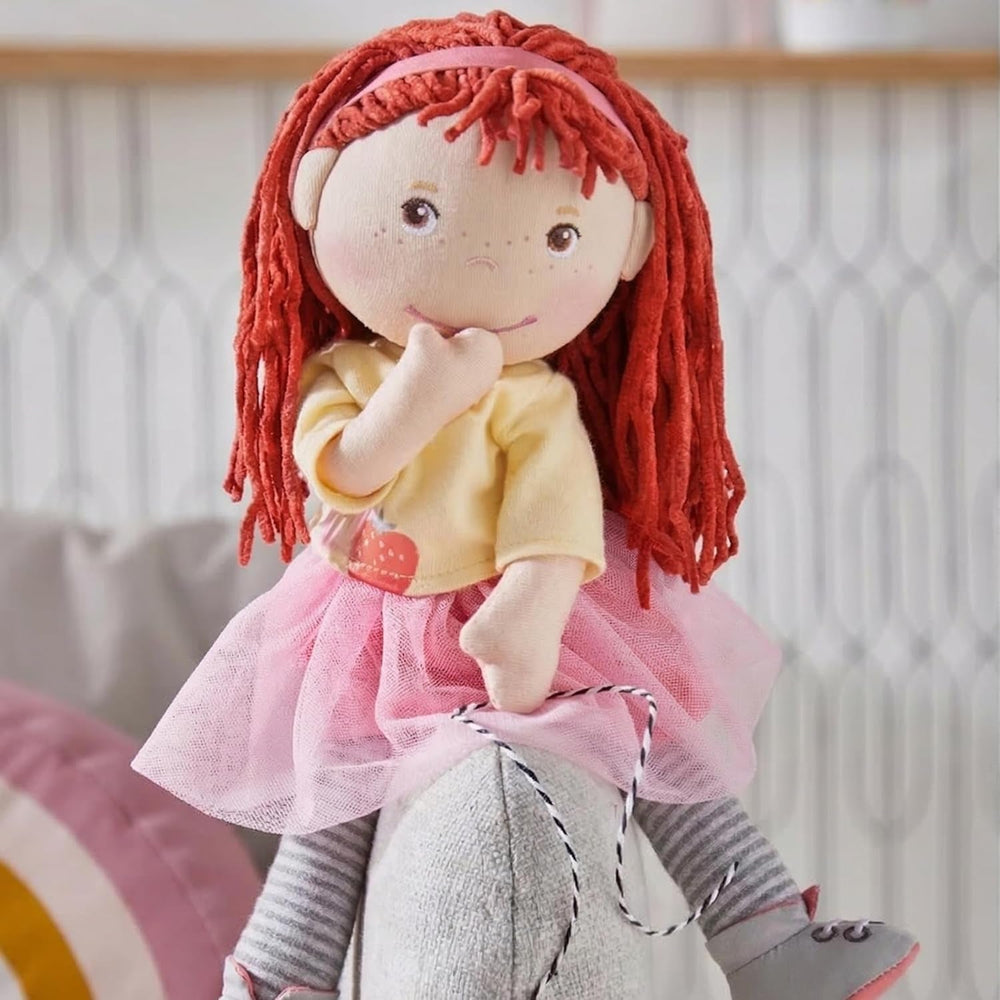 HABA Puppe AVA – Stoffpuppe für Kinder ab 18 Monaten, 30 cm, weicher Körper & pflegeleicht, Gesicht gestickt, Kleidung mit Klettverschluss – 1307196001