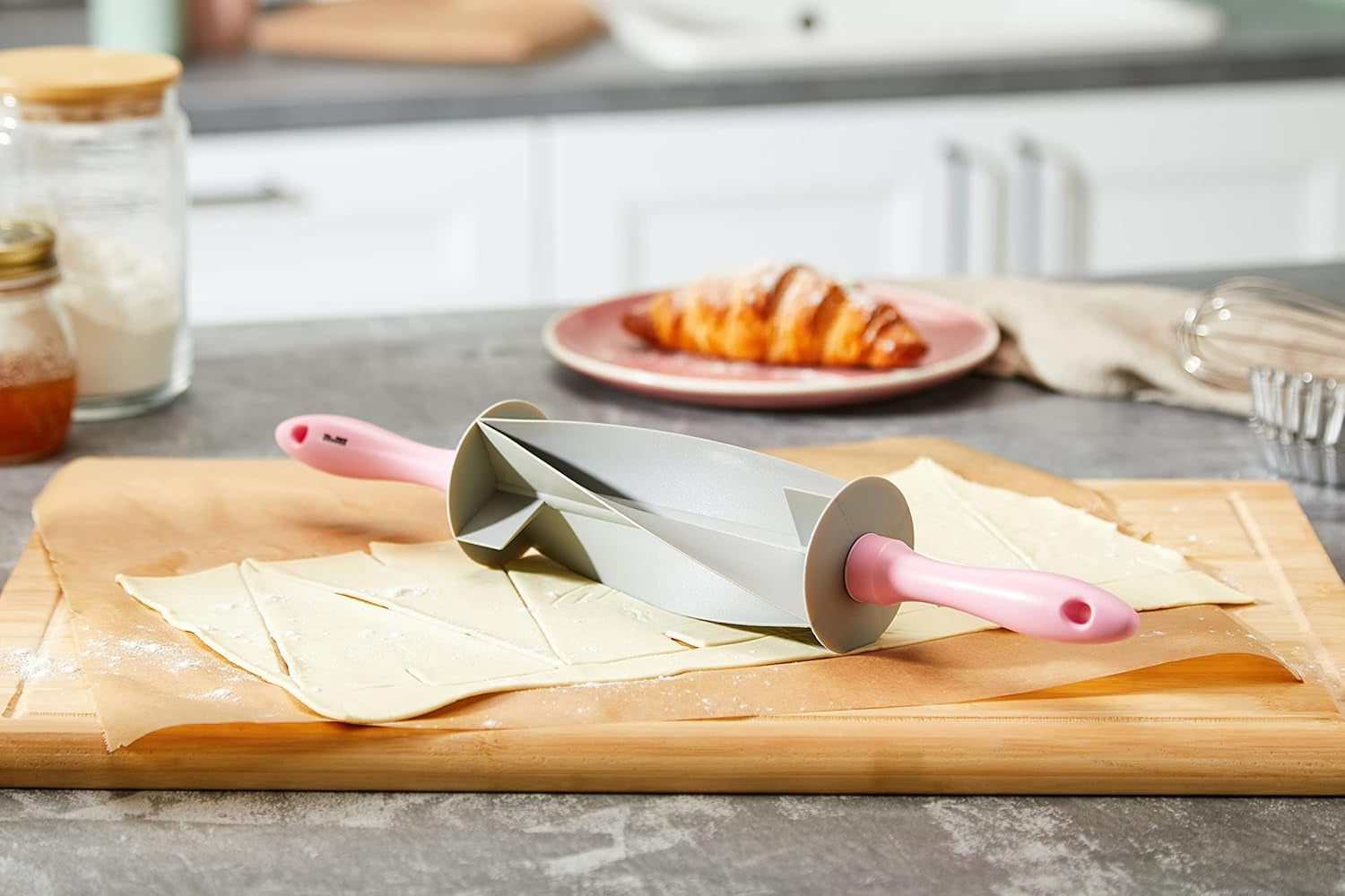 RODILLO CORTADOR DE Croissant, plastic, gri/roz, 18 x 18 x 10 cm