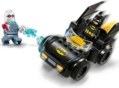 LEGO DC Batman: Batman & Batmobil Vs. Mr. Freeze - Jucărie cu mașină de supereroi cu 2 minifigurine - Tragător de gheață cu elemente pentru foc - Cadou pentru băieți și fete de la 4 ani 76301 Seturi de constructie Besuche den LEGO-Store