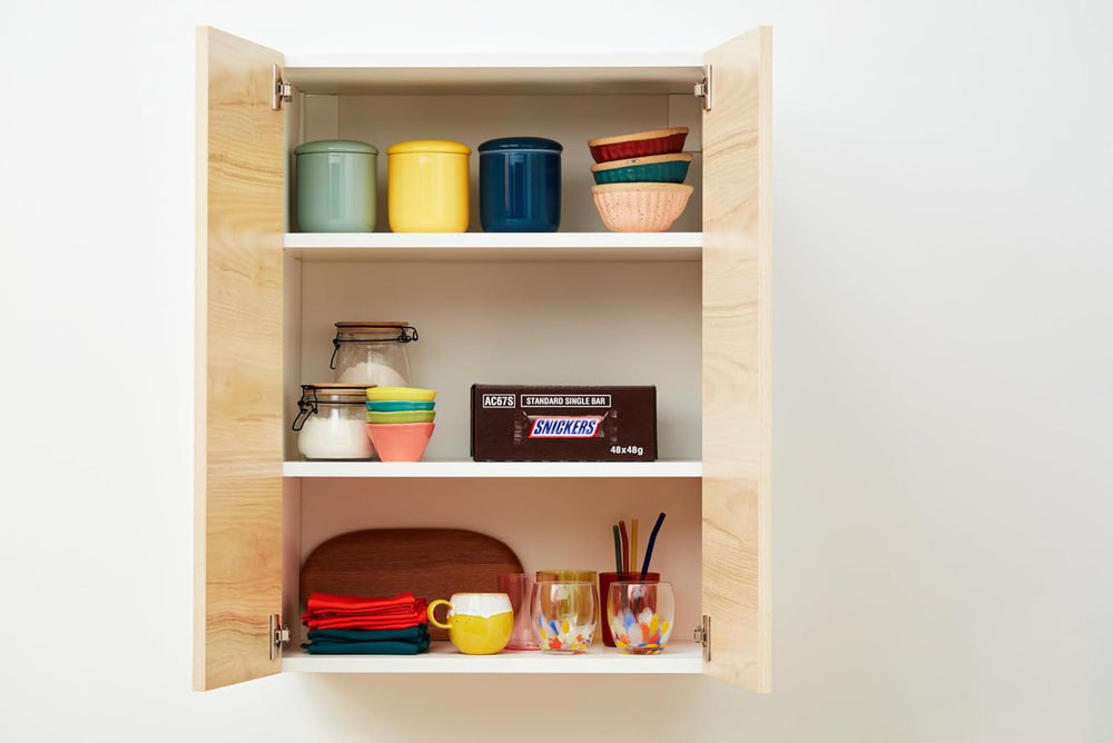 Un pachet mare de ciocolată care conține 32 de tablete de ciocolată a câte 50 g fiecare.