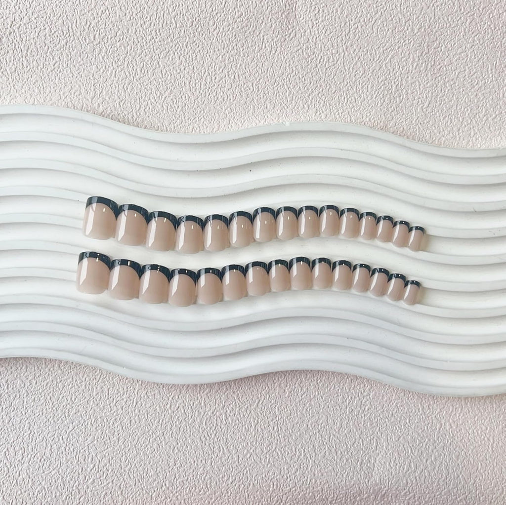 Unghii false cu vârf francez scurt – 30 de bucăți de unghii negre pentru a le lipi pe unghii scurte pătrate, unghii false cu vârf francez cu lipici, set unghii artificiale pătrate pentru femei