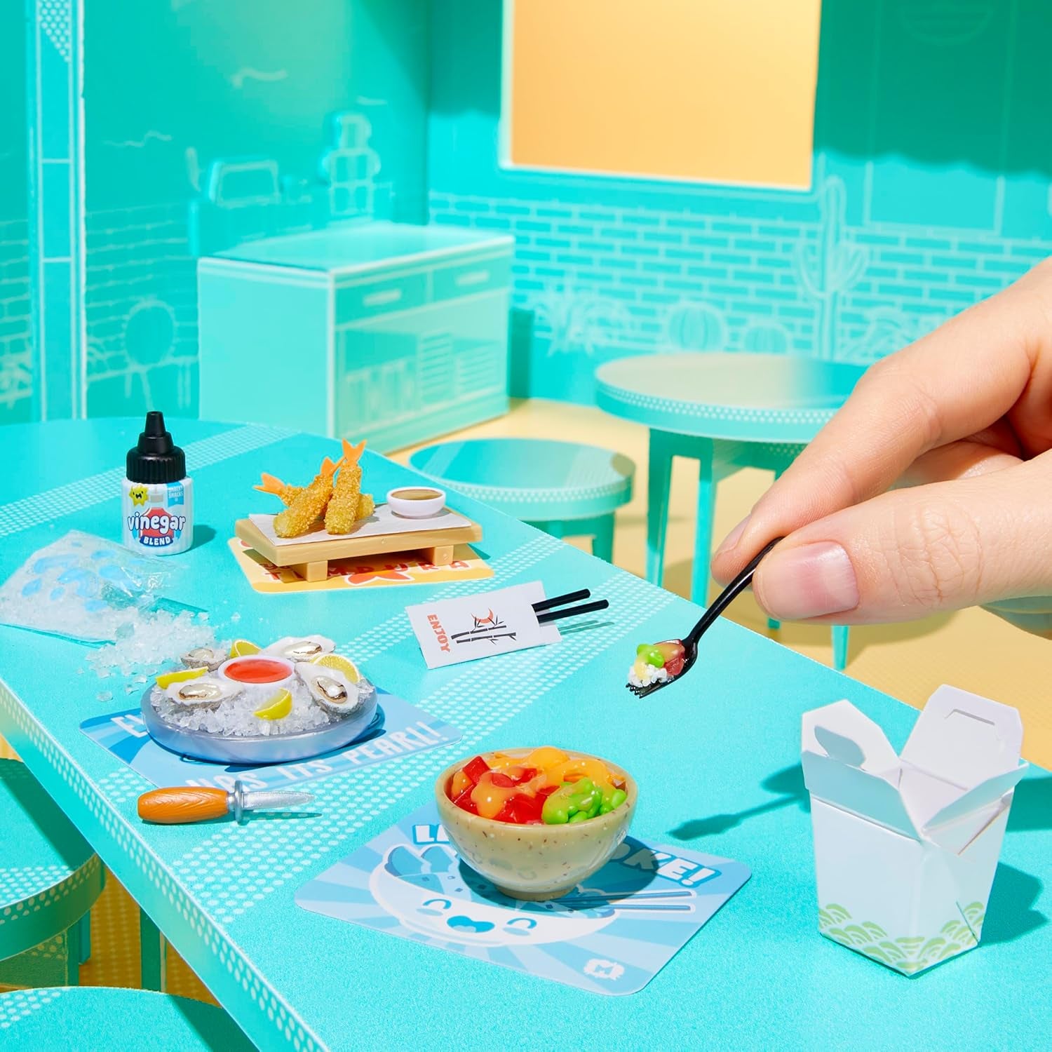 MGA's Miniverse Make It Mini Cafe Serie 6 – Mini-Sammlerstücke aus Harz zum Selbermachen und Ausstellen, mit Nachgebildeten Zutaten, Nicht Essbar – für Sammler und Kinder ab 8 Jahren