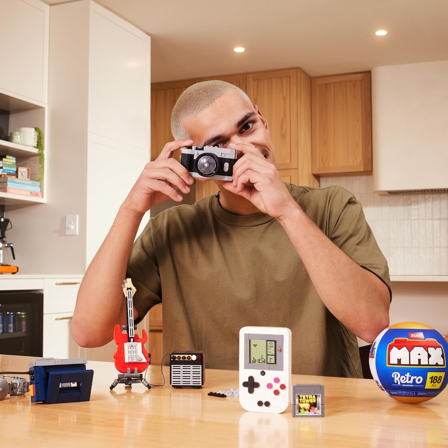 Max Build More Premium Retro Serie 2 (Kamera & Handheld-Spielkonsole) von ZURU – Unboxing-Spielzeug & Klemmbausteine Sammelfiguren Minis mit bis zu 340Teilen, 4 Retro Designs zum Bauen & Ausstellen
