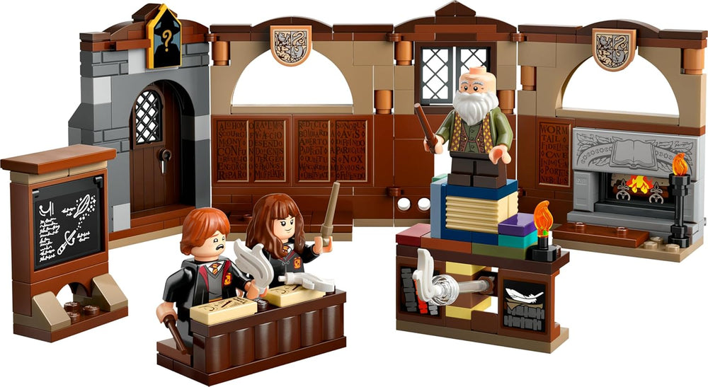 LEGO Harry Potter Schloss Hogwarts: Zauberkunstunterricht, Set mit 3 Minifiguren, inkl. Hermine Granger & Ron Weasley, Wingardium Leviosa Funktion, Spielzeug für Mädchen & Jungen ab 8 Jahren 76442