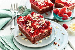 RUF Kleiner Himbeer-Schokokuchen, Mini-Kuchen Mit Feiner Puddingcreme, Himbeeren Und Weißen Schokoraspeln, Inkl. Backform, 1X252G Amestec pentru copt si gatit Naty Shop