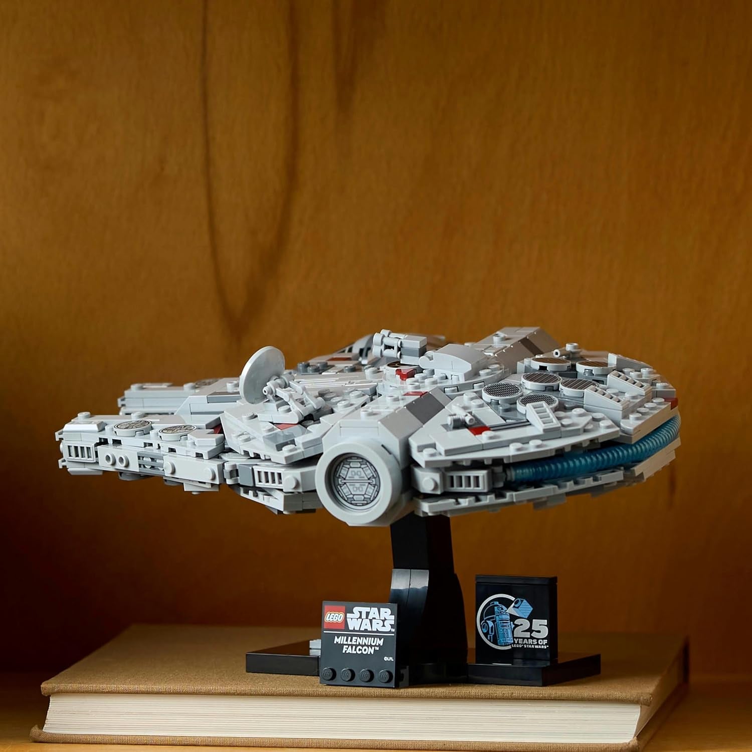 LEGO Star Wars Millennium Falcon, set aniversar 25 de ani pentru adulți, navă construibilă, piesă de colecție din "O nouă speranță", kit model navă spațială, cadouri pentru bărbați, femei 75375 Seturi de constructie Besuche den LEGO-Store