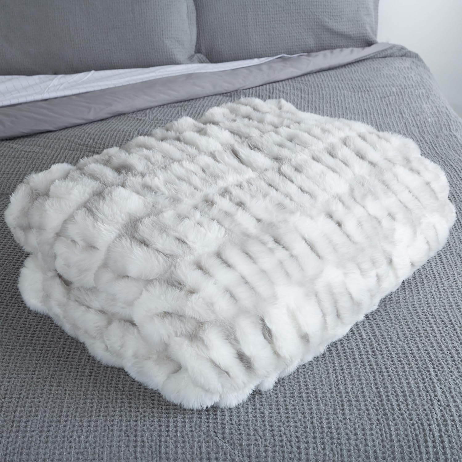Lavish Home Oversized Gerüschte Faux Fur Blanket, 152.4 X 203.2 Cm, Jacquard Faux Fur, Queen Size Throw pentru paturi și canapele, gri Paturi si Cuverturi Lavish Home