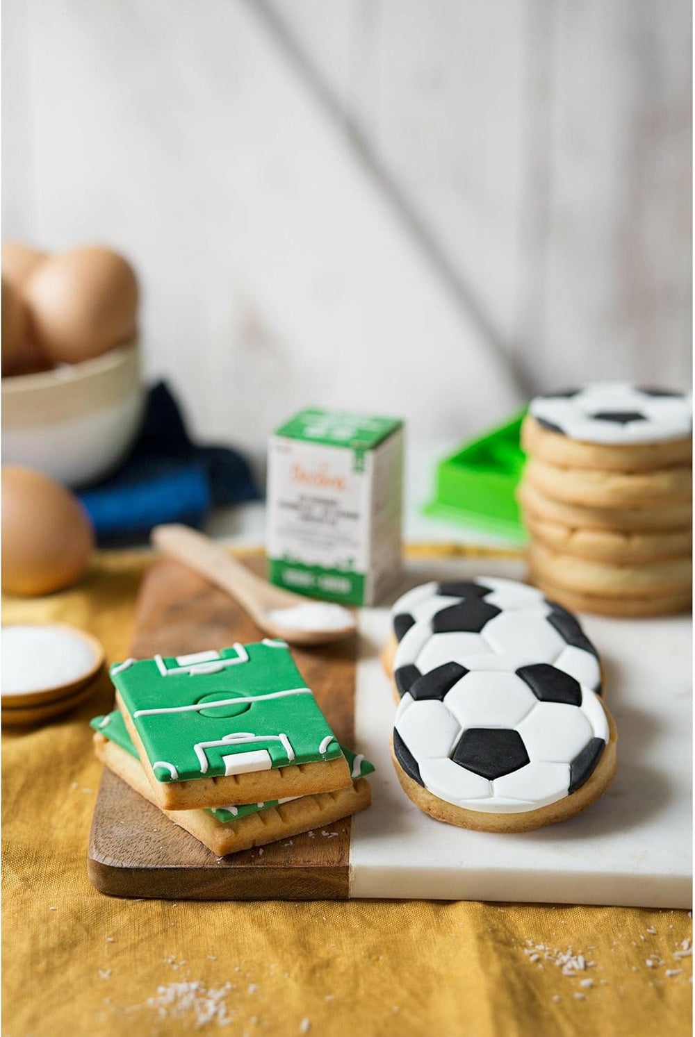 , 0255048 Set de forme pentru biscuiți cu tematică de fotbal, Formă de minge + Formă de teren de fotbal, Setul ideal pentru realizarea de decorațiuni din fondant sau cauciuc, Fabricat în Italia, Design original. Pachet de 2.