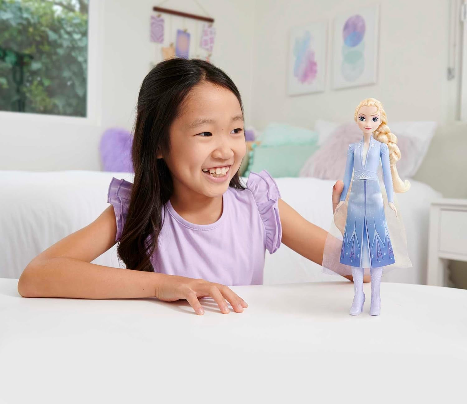 Mattel Disney Prințesa Elsa păpușă, Regina de gheață păpușă în costum de călătorie, păr blond pieptănat, mobil, fustă extensibilă și cizme, cadouri Disney, jucării de la 3 ani, HLW48 Papusi Naty Shop