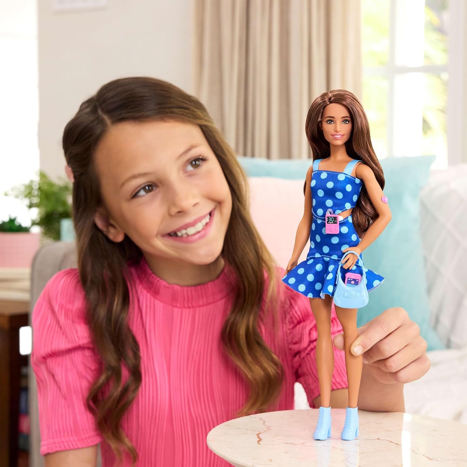 Păpușa Barbie Fashionistas #242, păpușă cu diabet zaharat de tip 1 și o ținută și accesorii cu buline, în colaborare cu Breakthrough T1D, HYT97