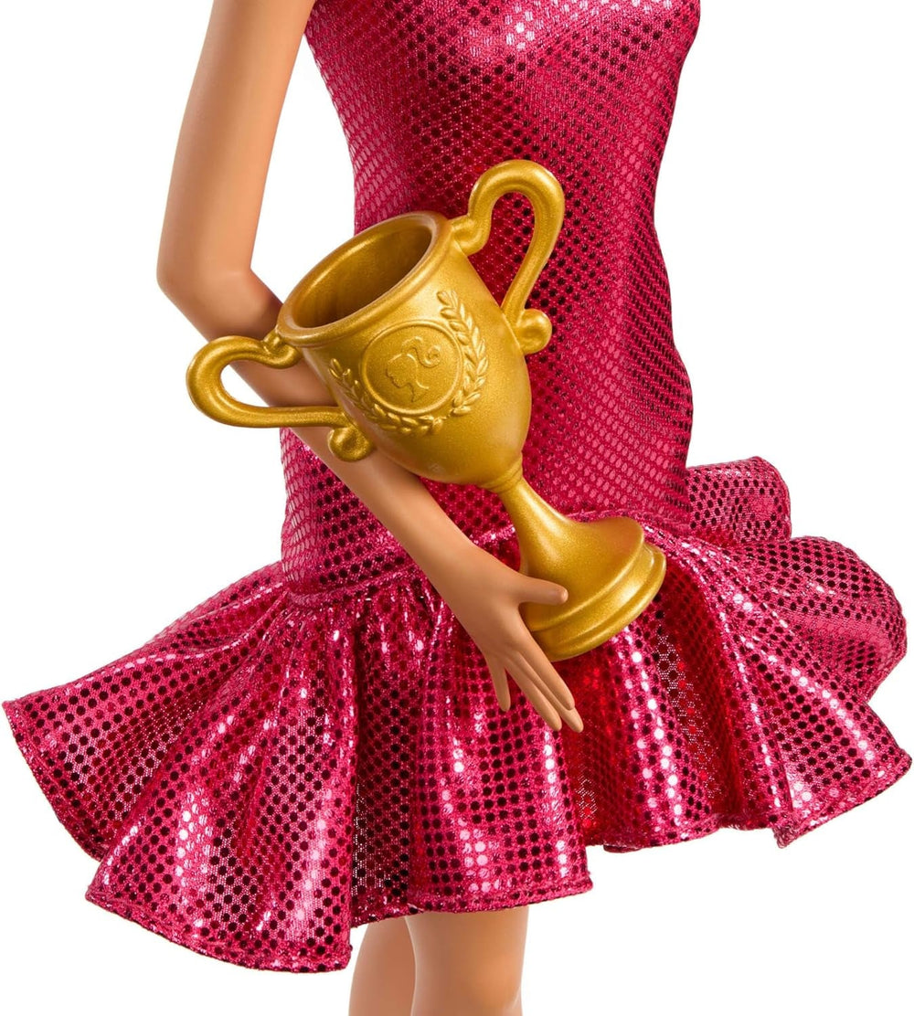 Păpușă Barbie Dansatoare de Turneu cu Rochie Roșie cu Volane, Pantofi de Dans, Păr Brun și Accesorii Trofeu de Dans, JFR09