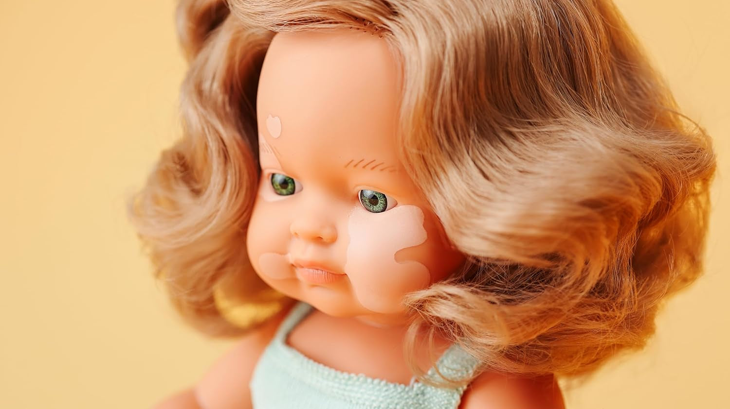 Miniland: Kaukasische dunkelblonde Babypuppe mit Vitiligo, 38cm, handgefertigt in Spanien aus weichem Vinyl Puppen.