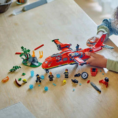 LEGO City Firefighting Plane, Set de pompieri cu avion jucărie pentru copii, set de construcție cu 3 figuri de pompieri și decor de incendiu, idee excelentă de cadou pentru băieți și fete de la 6 ani 60413 Seturi de constructie Besuche den LEGO-Store