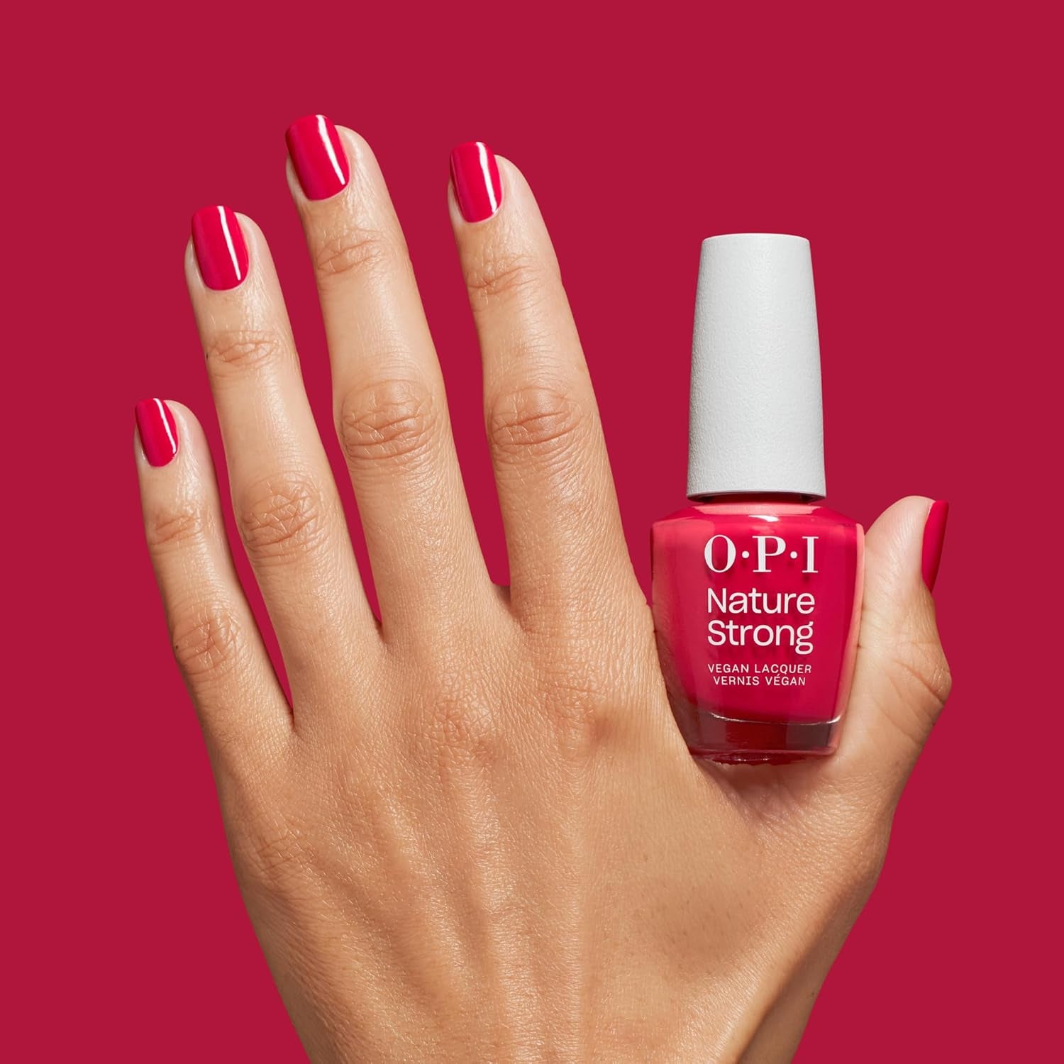 OPI Nature Strong Berry Pickin' Season - Oja Roșie - Strălucire Intensă și Rezistență 7 Zile | Culoare de Lungă Durată pentru Unghiile Tale | 15 ml