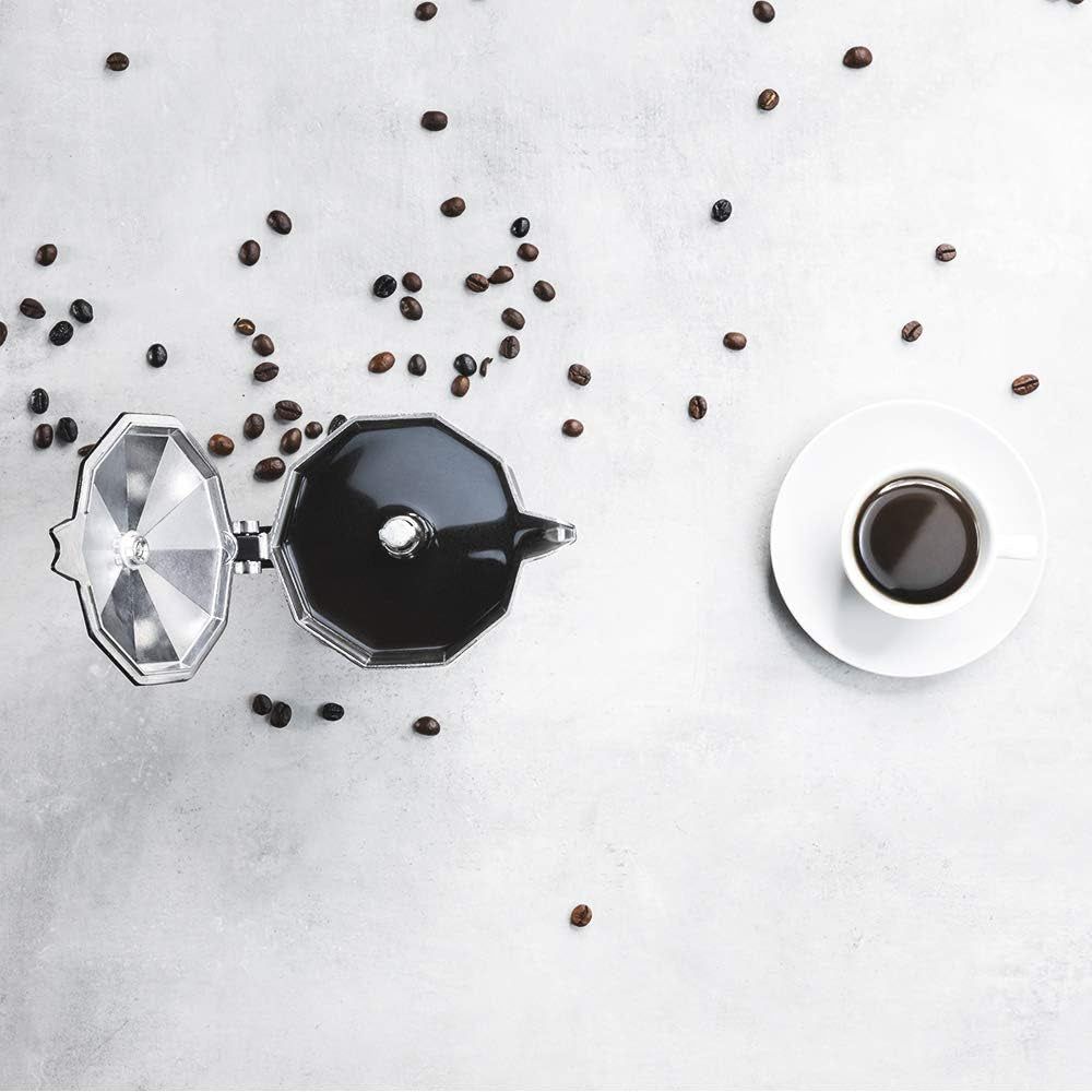 Cafetieră italiană Cecotec Cumbia Mokclassic 600 Neagră, 300 ml, fabricată din aluminiu cu o capacitate de 6 cești de cafea, potrivită pentru toate tipurile de plite și ușor de curățat.