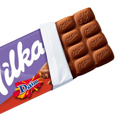 & Daim 1 x 100g I Ciocolată cu lapte alpină I cu bucăți de caramel și migdale I Ciocolată din 100% lapte alpin I Tabletă de ciocolată cu Daim (Pachet de 4)