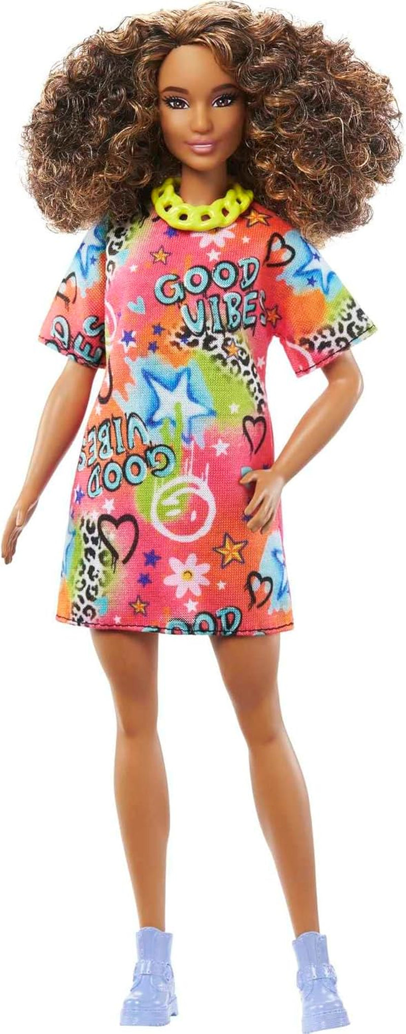 Barbie Fashionistas - Păpușa nr. 210 cu coc glamorous și rochie midi croșetată, ochelari de soare aurii și sandale galbene, pentru copii de la 3 ani în sus, HJT07 Papusi Naty Shop Rochie tricou Good Vibes