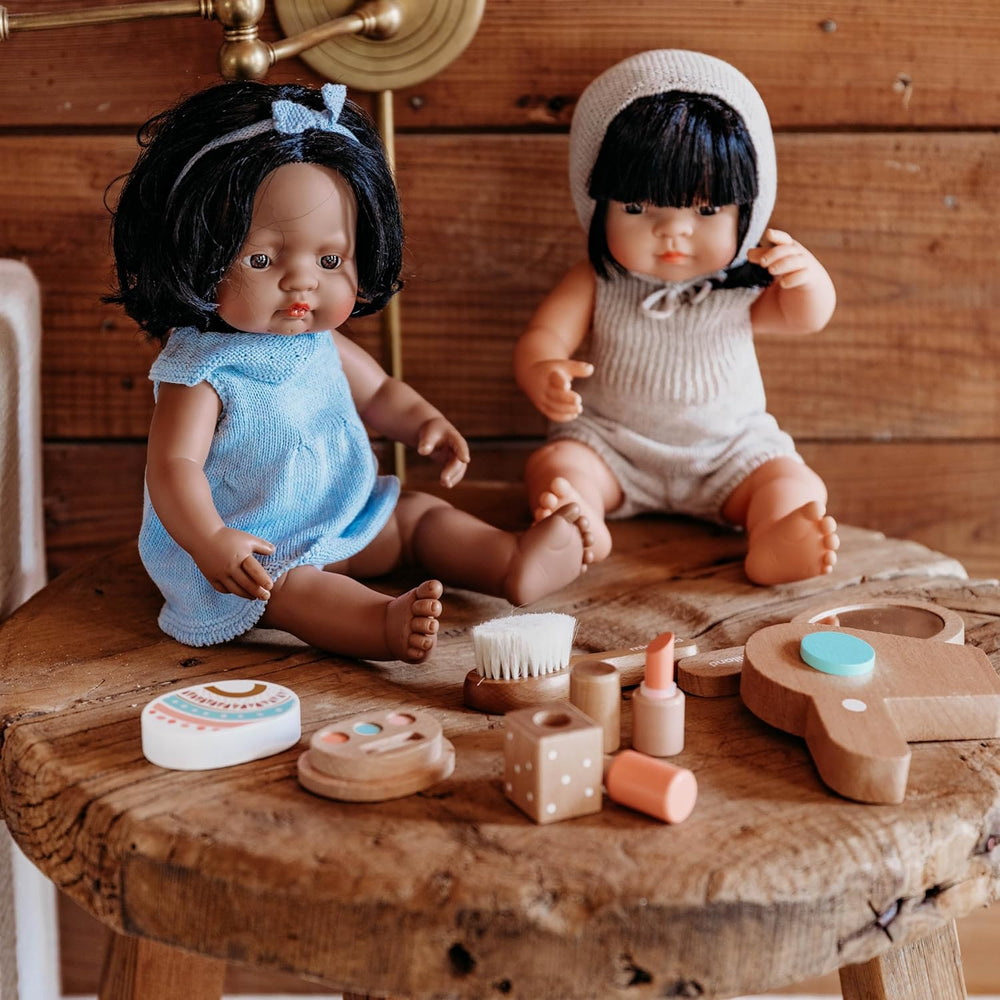 Strick-Kleiderset für Miniland Dolls, aus recyceltem Material, für 38cm Puppen. Modell: Strampler und Mütze, 31688, beige