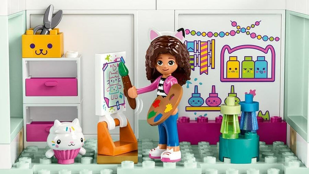 Lego 10788 Gabby's Dollhouse Toy Set, 8 camere și 4 etaje Gabby's Dollhouse Toy cu Pandi, Meerkat, Kuchi Figures și accesorii, cadou pentru fete de la 4 ani, băieți și copii Seturi de constructie Besuche den LEGO-Store