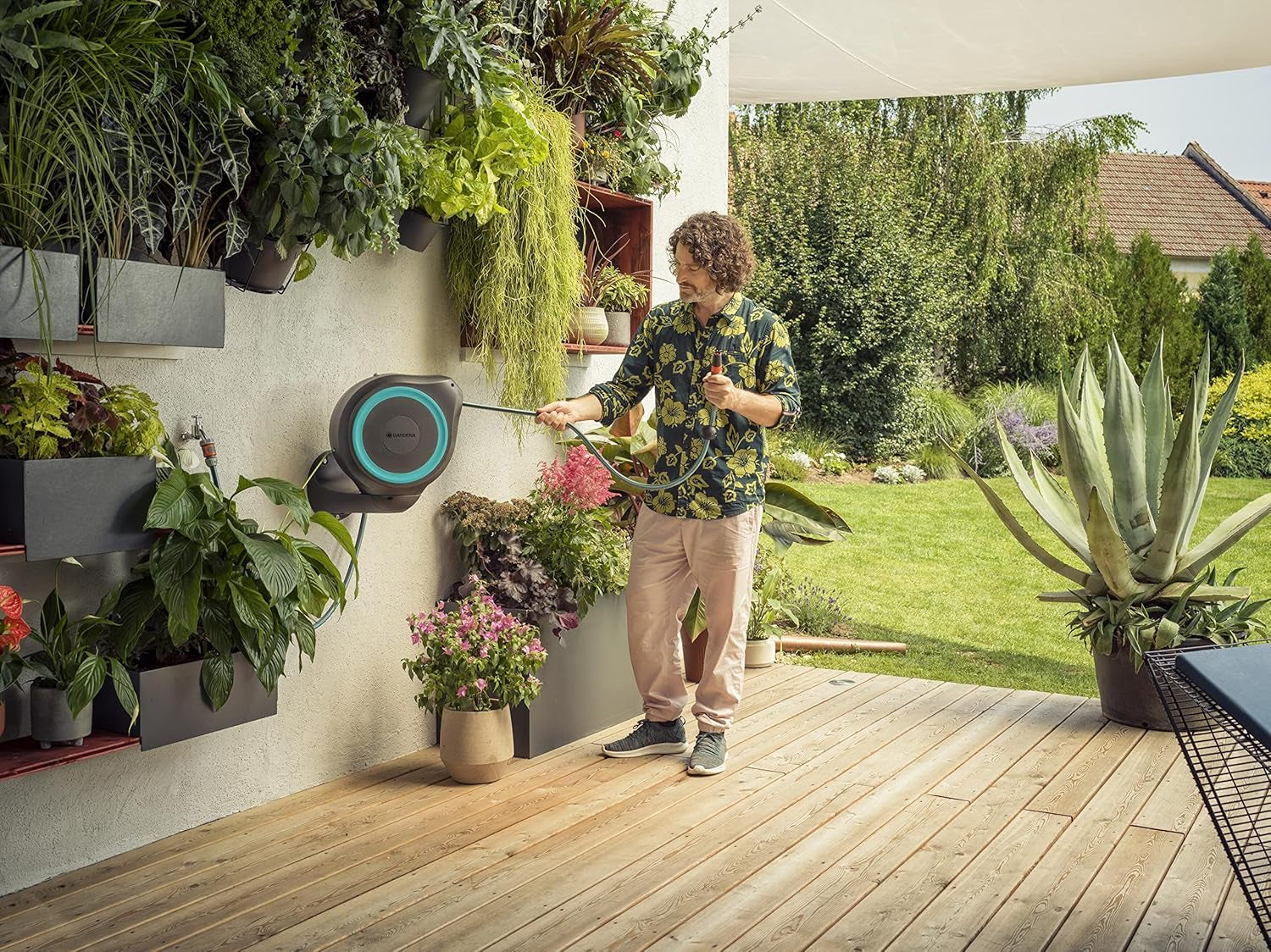 Cutie de furtun de perete Gardena RollUp M (turcoaz) 20m: Irigații flexibile pentru grădini de dimensiuni medii, tambur de furtun rotativ, cu suport de perete, componente ale sistemului și duză de pulverizare, inclusiv furtun de 20m (18610-20)