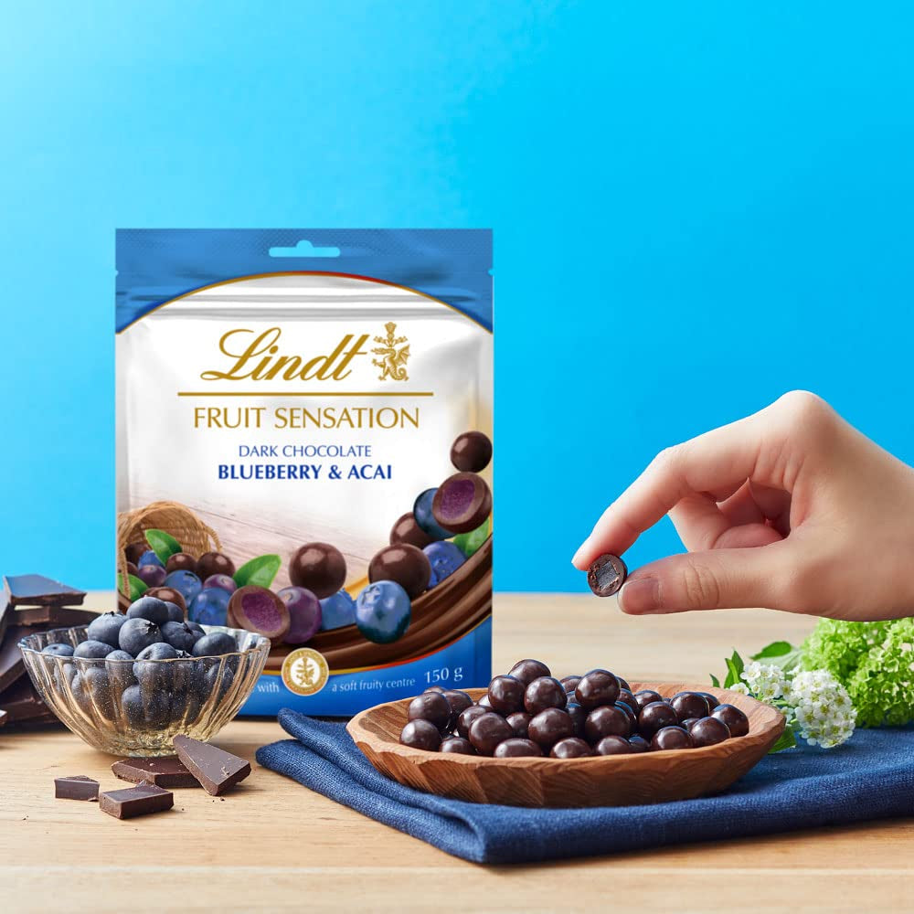Lindt Chocolate Sensation Fruit Blueberry and Acai | 150 g | Sferă de ciocolată neagră cu umplutură rafinată de fructe pe bază de mere | Cadou de ciocolată | Cadou de ciocolată