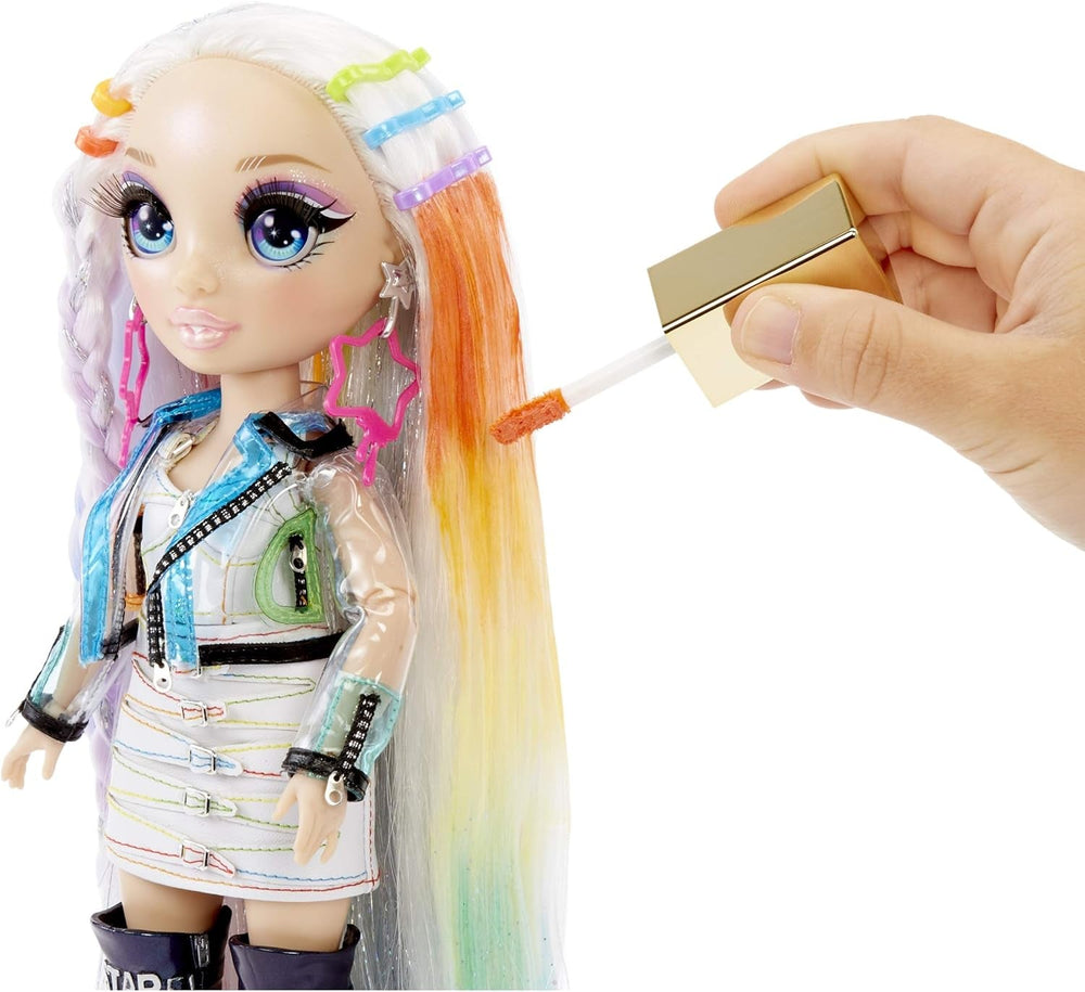 Rainbow High Hair Studio - Set de joacă cu păpușa exclusivă Amaya Raine cu păr lung pentru coafat - include cretă lavabilă pentru păr, perie de păr, accesorii - Cadou pentru copii cu vârsta de 6 ani și peste