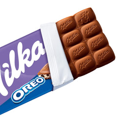 Milka Oreo – Ciocolată cu lapte alpină umplută cu bucățele crocante de biscuiți Oreo și cremă fină de vanilie – 100g