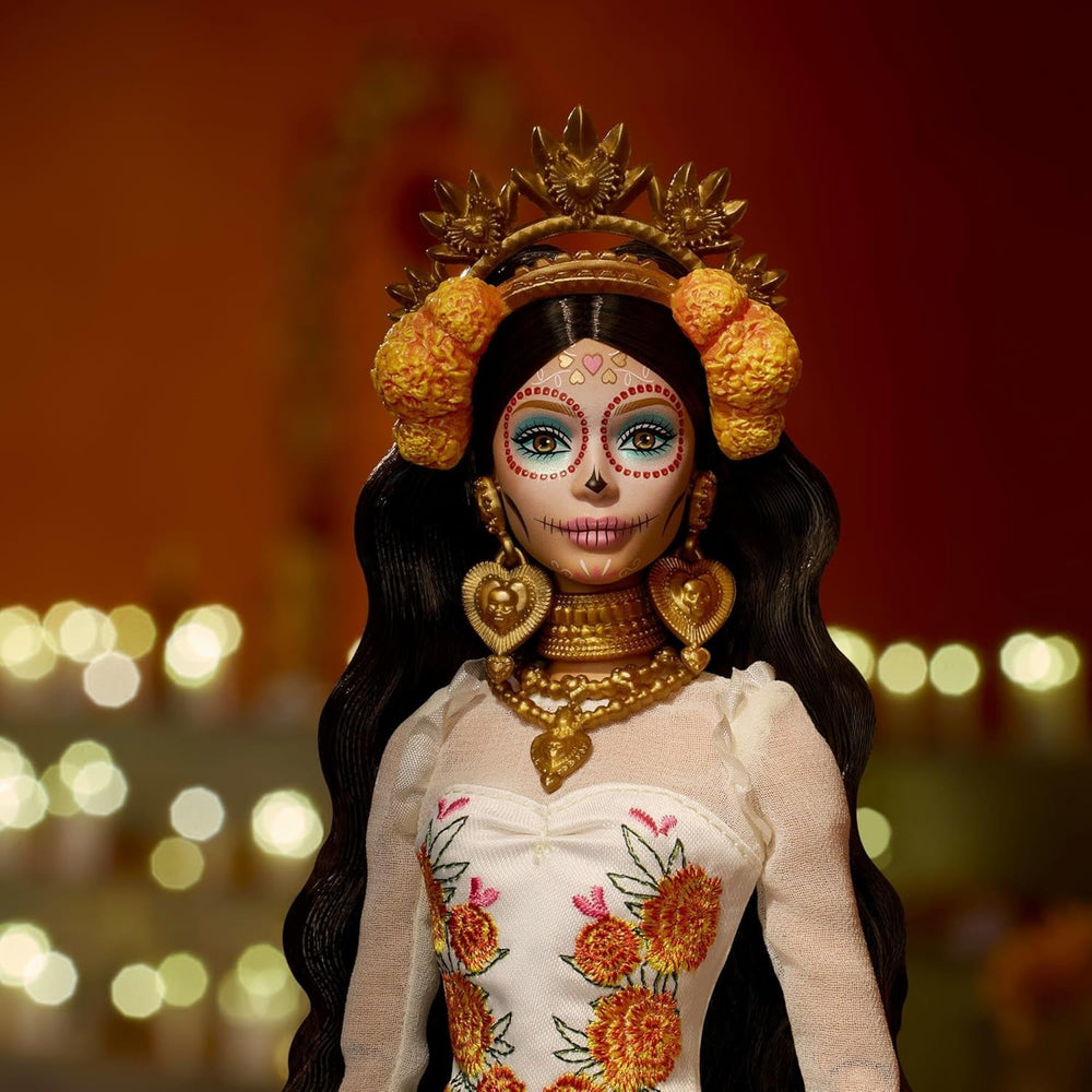 Păpușa Barbie Signature, Ziua Morților 2025, figurină de colecție cu rochie crem cu volane, flori de gălbenele și funde, coroană de flori în păr și vopsea facială Calavera, JBJ05