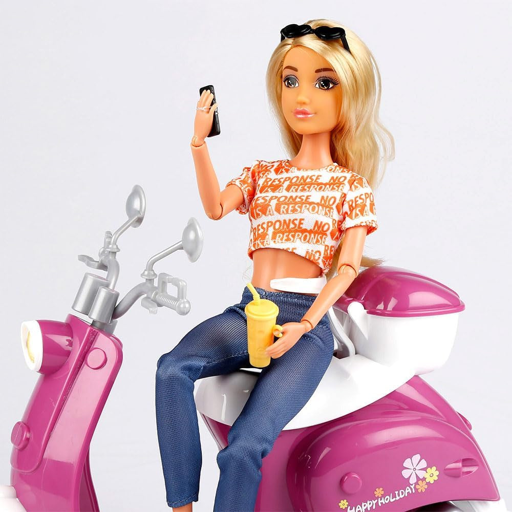 Isabella Gelenkpuppe mit Roller, 30 cm, Motorrad-Spielzeug, inklusive Zubehör, Sonnenbrille, Handy, Selfie-Halterung, Helm, Erfrischung, Puppen für Mädchen, Geschenke ab 3 Jahren (47812)