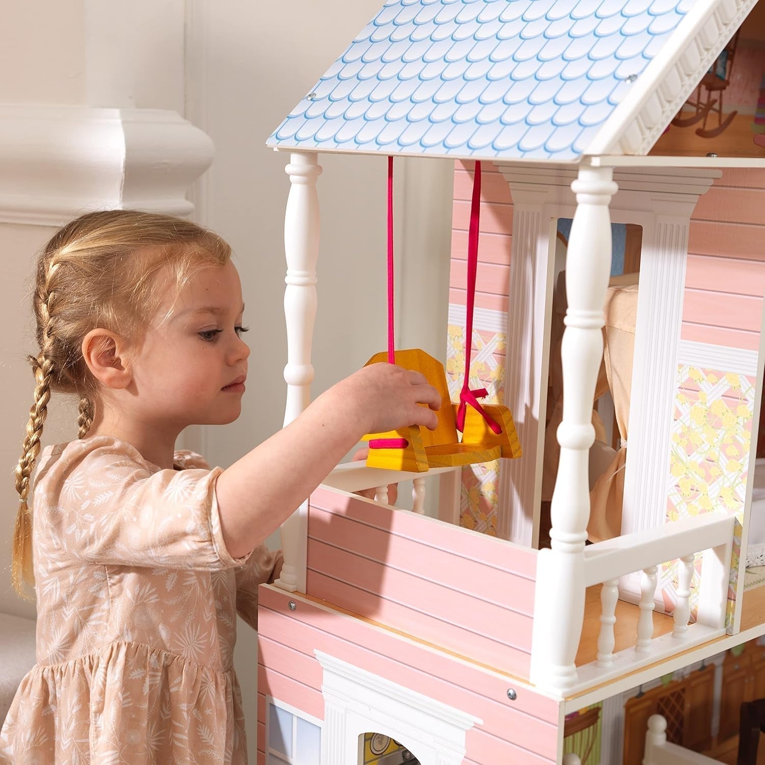 Casă de păpuși Kidkraft Savannah din lemn cu mobilier și accesorii, set de joacă cu scaun suspendat și pat cu baldachin pentru păpuși de 30 cm, jucărie pentru copii de la 3 ani, 65023 Casute de papusi Naty Shop