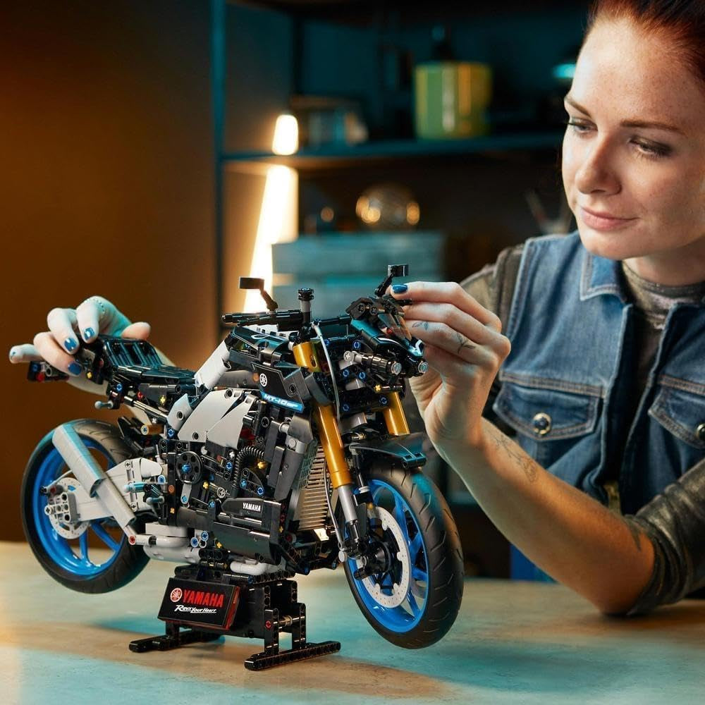 LEGO 42159 Technic Yamaha MT-10 SP Kit model de motocicletă pentru adulți, model autentic de vehicul cu motor cu 4 cilindri, direcție funcțională și aplicație Ar, cadou pentru bărbați și femei Seturi de constructie Besuche den LEGO-Store