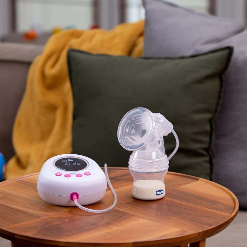 Pompă electrică pentru sân Chicco cu faze de stimulare și extracție, 10 niveluri de intensitate, confortabilă și rapidă, formă ergonomică, cu tetina înclinată și capac etanș, alb, 150 ml Accesorii Hrana si Alaptare Bebe Naty Shop