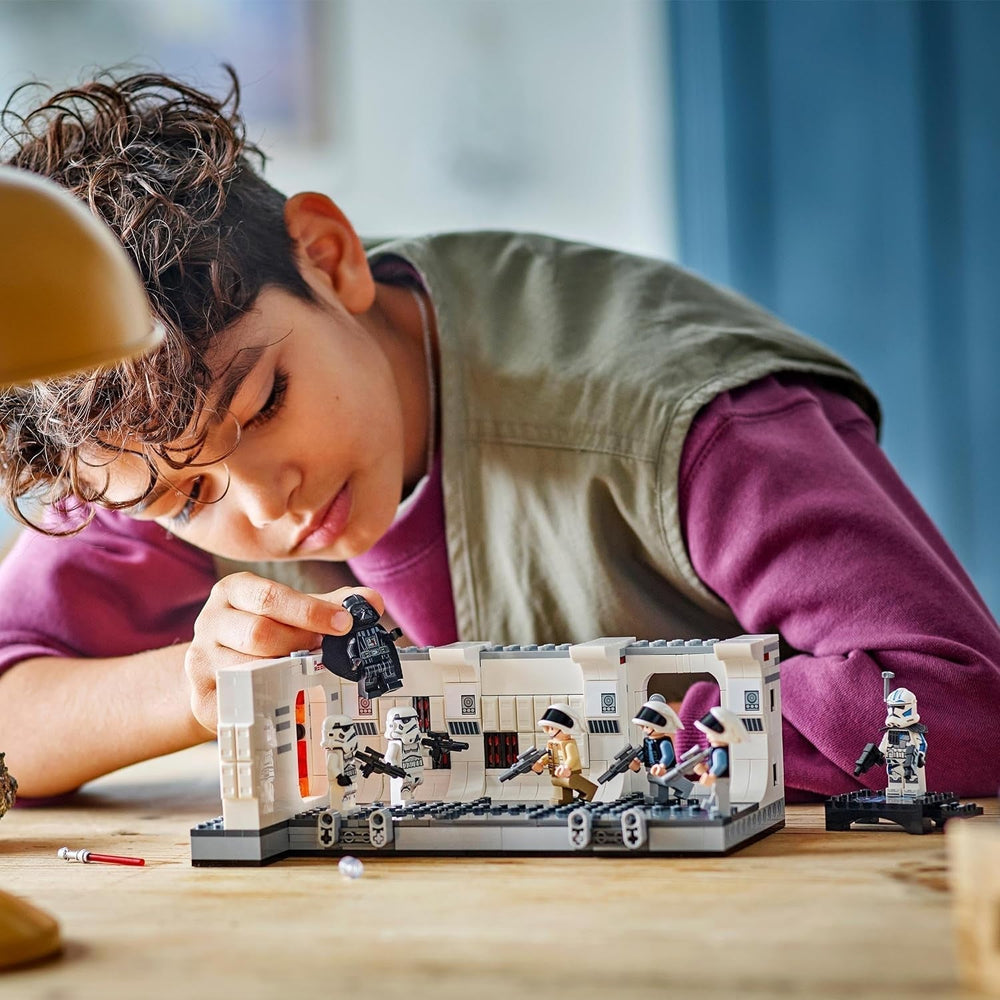 LEGO Star Wars Îmbarcarea pe Tantive IV, Jucărie de construcție pentru filmul O nouă speranță, Playset de fantezie pentru copii de colecționat, Idee de cadou pentru băieți și fete de peste 8 ani și pentru colecționari 75387 Seturi de constructie Besuche den LEGO-Store