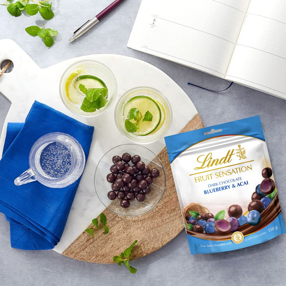 Lindt Chocolate Sensation Fruit Blueberry and Acai | 150 g | Sferă de ciocolată neagră cu umplutură rafinată de fructe pe bază de mere | Cadou de ciocolată | Cadou de ciocolată