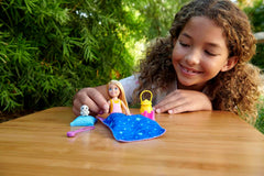 Seria Barbie Chelsea, Păpușă Chelsea Camping cu păr blond, Bufniță de companie, Sac de dormit, Pernă, Lanternă, Binoclu, Accesorii de camping, Cadou pentru copii, Jucărie pentru vârsta de 3 ani și peste, HDF77
