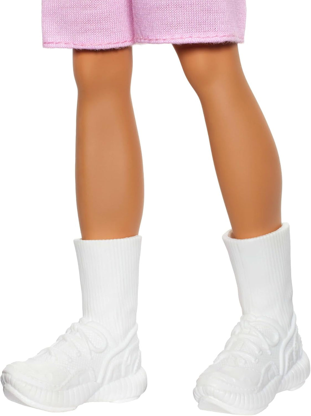 Barbie Fashionistas Ken-Puppe Nr. 241 mit blonden Haaren und einem rot-weiß gestreiftem Polohemd mit rosafarbener kurzer Hose, weißen Crew-Socken und Sneakern, HYV01