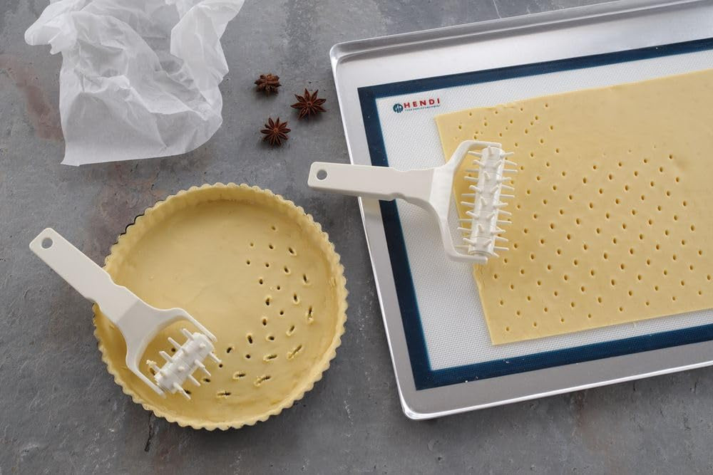 Rolă de aluat HENDI, tăietor de aluat, tăietor cu grilaj pentru aluat, pentru blaturi umede de prăjituri și aluat de patiserie, precum și aluat de pizza, 77x210mm, polipropilenă