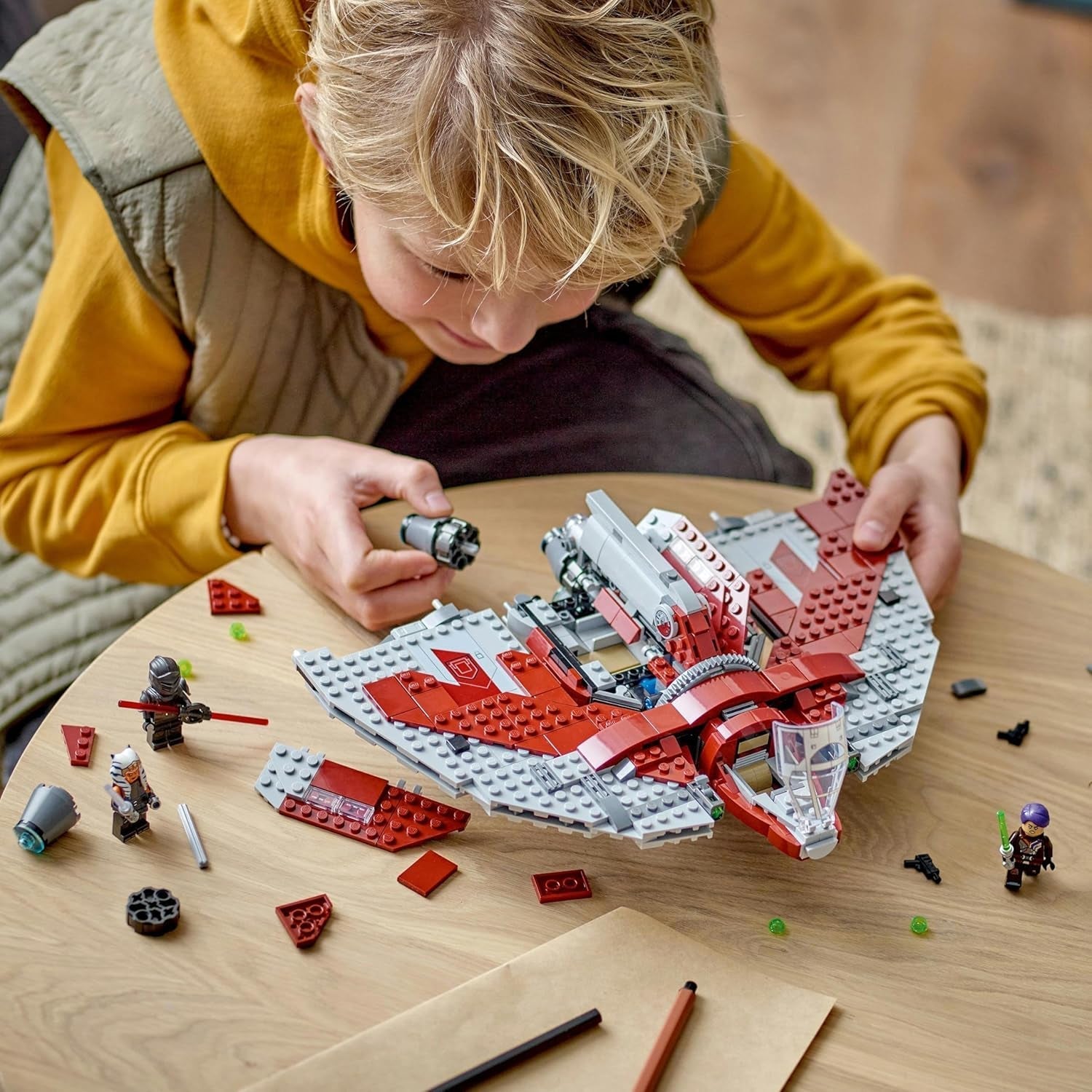 LEGO Star Wars Ahsoka Tano's T-6 Jedi Shuttle Set, Jucărie navă spațială construibilă cu 4 minifigurine, inclusiv Sabine Wren și Marrok cu săbii laser, cadou pentru fanii seriei Ahsoka 75362 Seturi de constructie Besuche den LEGO-Store